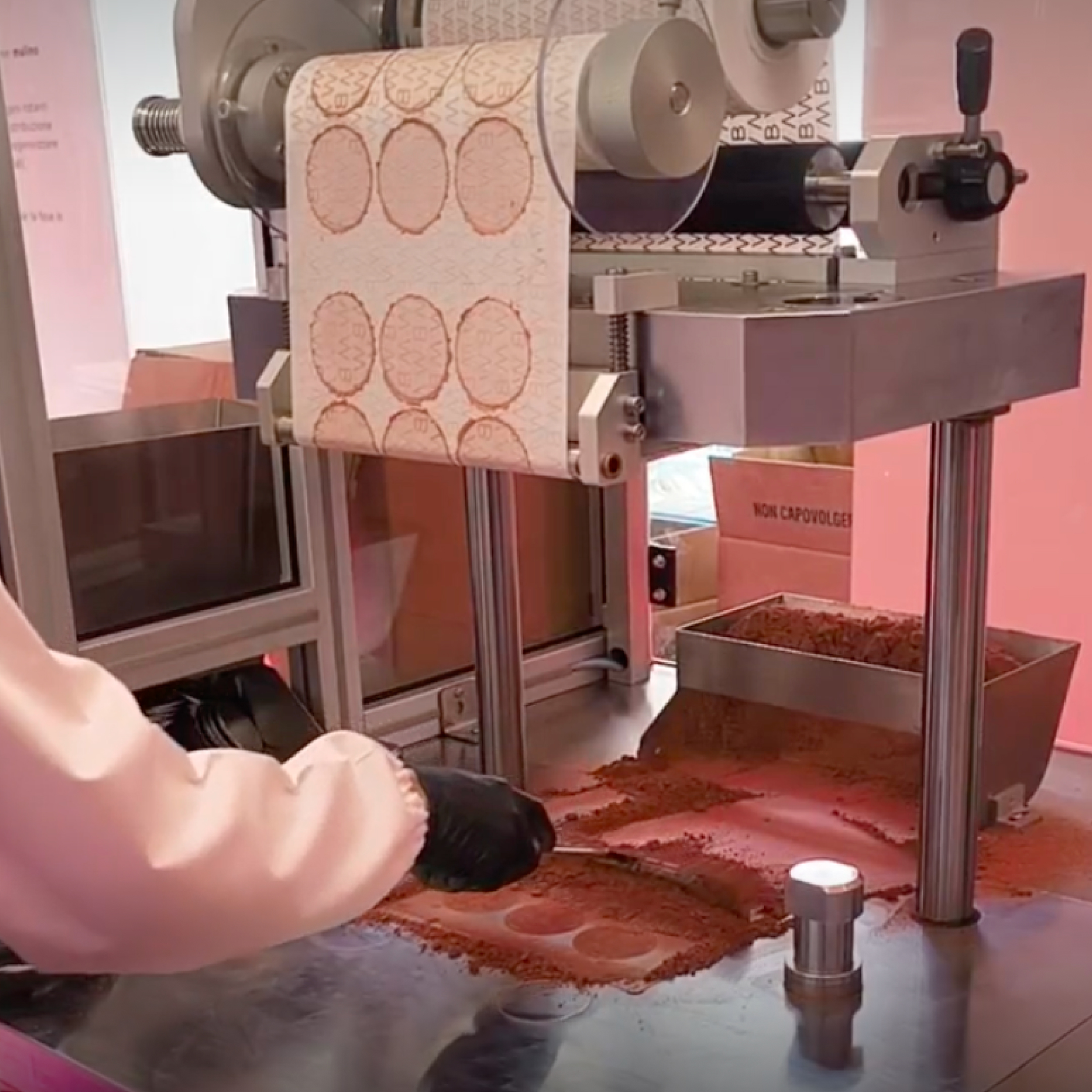 Pressing compact powder with the traditional compacting cloth